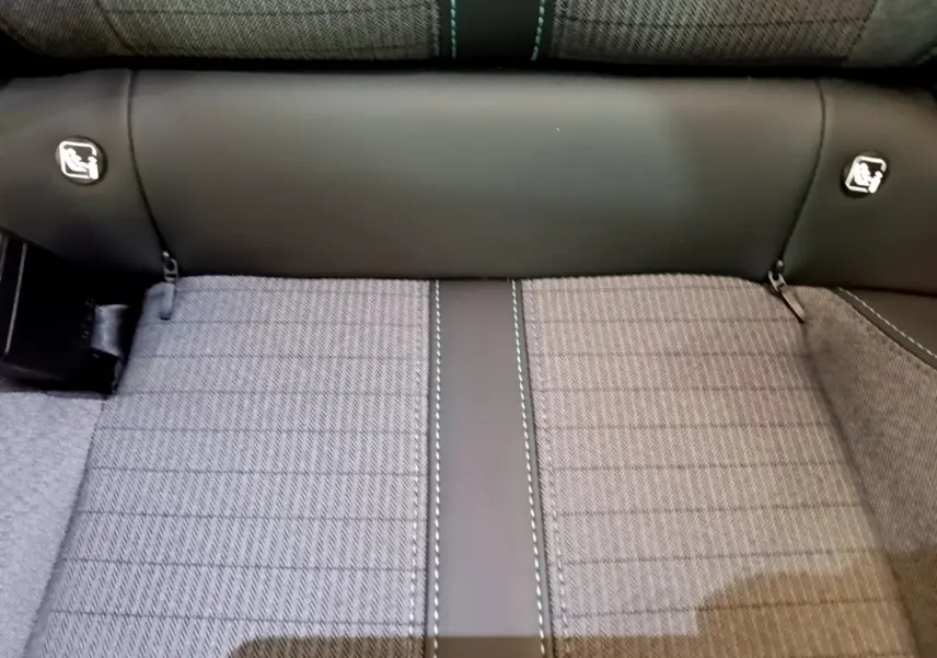 Détail de la banquette arrière gris clair du Peugeot 2008 avec logos Isofix visibles de chaque côté.
