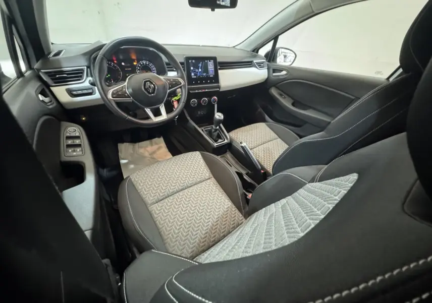 Vue intérieure avant droite de la Renault Clio Business TCe 100 GPL 2023, sièges tissu gris et tableau de bord avec écran tactile.