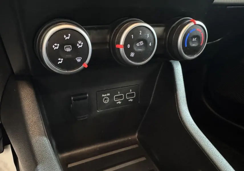 Détail des commandes de climatisation et ports USB dans l’habitacle noir de la Renault Clio Business TCe 100 GPL 2023.