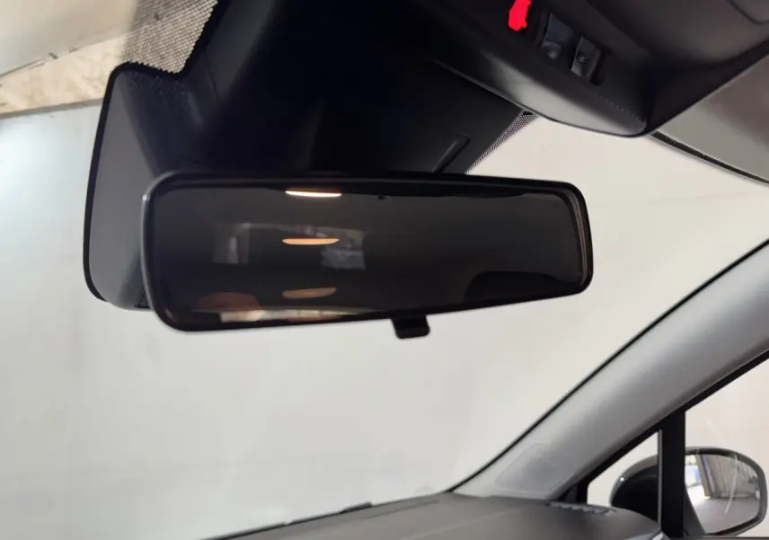 Rétroviseur intérieur de Renault Clio Business blanc, vue rapprochée du pare-brise et tableau de bord côté droit.