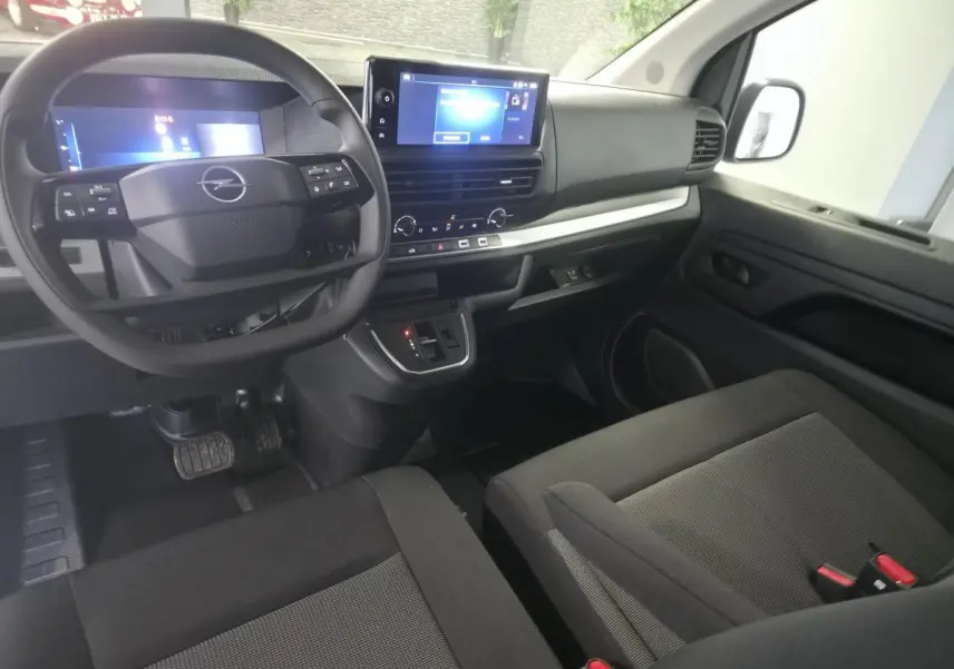 Intérieur avant de l’Opel Vivaro 2025, vue côté conducteur, tableau de bord noir avec écran tactile 10'' et volant multifonction.
