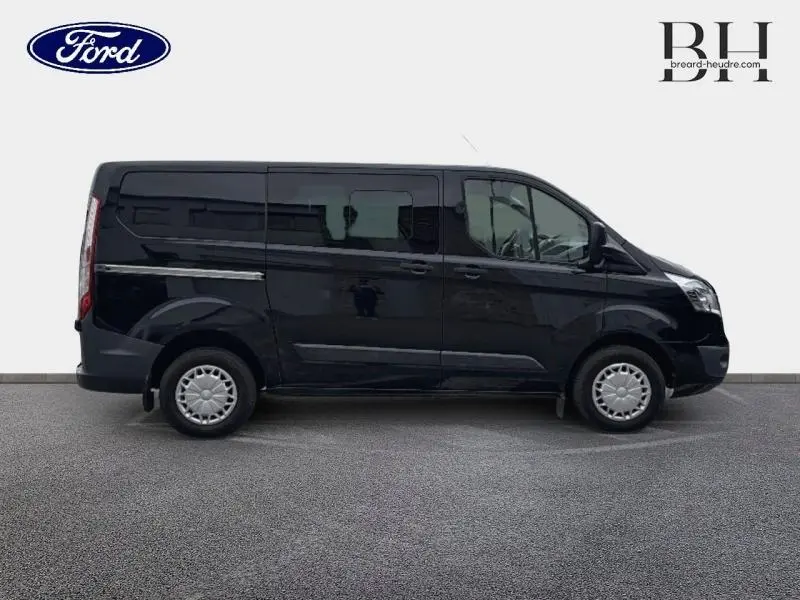 Vue de profil côté gauche d'un Ford Transit Custom Fourgon noir, avec portes latérales coulissantes et vitres teintées.