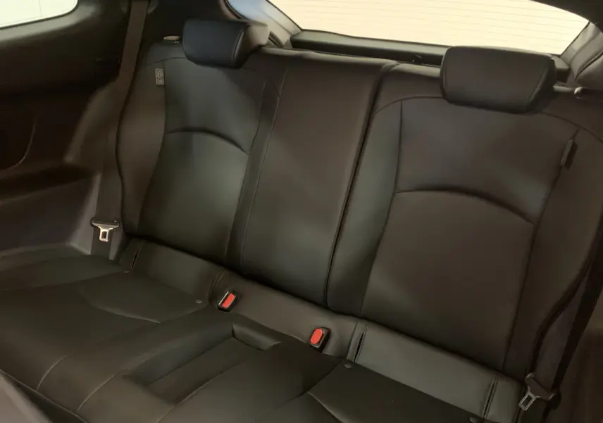 Vue intérieure sur les sièges arrière en cuir noir de la Toyota Yaris 1.6 VVT-I 261 Premium GR 2021.
