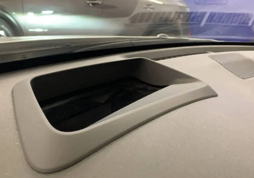 Gros plan sur le tableau de bord gris de la Toyota Yaris 1.6 VVT-I 261 Premium GR, mettant en valeur l'écran encastré.