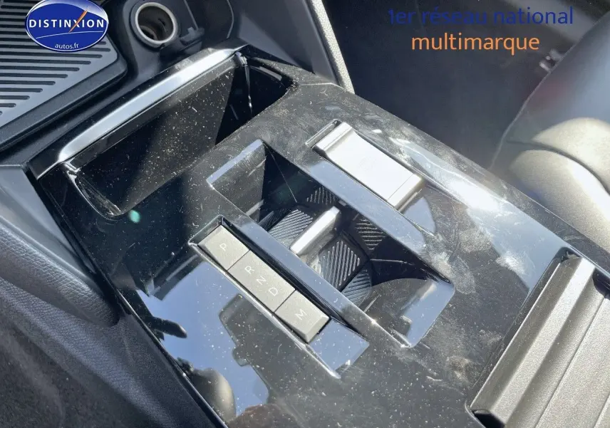 Gros plan sur la console centrale noire brillante avec levier de vitesses automatique de la Citroën C4 gris platinium 2024.