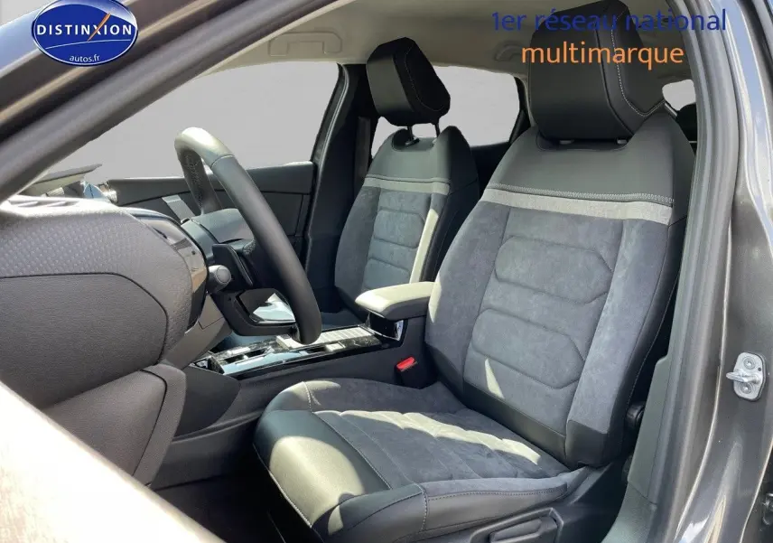Intérieur de la Citroën C4 2024 gris platinium, vue côté conducteur sur sièges en cuir et alcantara gris.