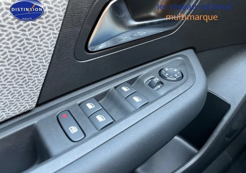 Gros plan sur les commandes des vitres et rétroviseurs côté gauche de la porte d'une Citroën C4 gris platinium 2024.
