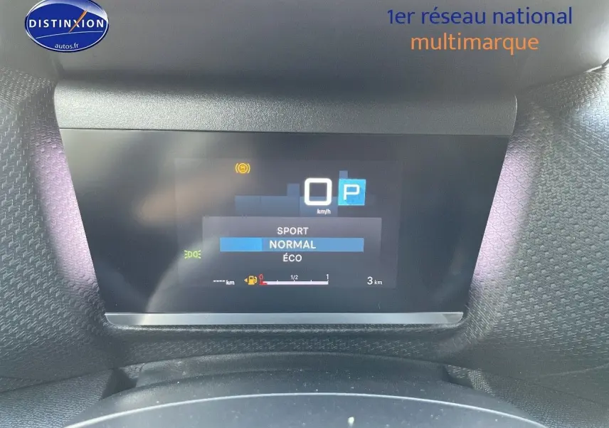 Écran numérique du tableau de bord de la Citroën C4 gris platinium, affichant modes de conduite et vitesse à l'arrêt.