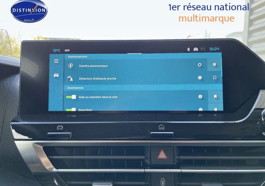 Écran tactile central affichant les aides à la conduite dans l'habitacle d'une Citroën C4 gris platinium 2024.