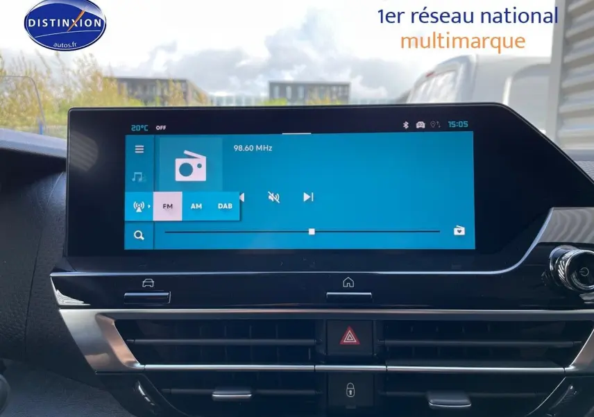 Écran tactile central de la Citroën C4 2024 gris platinium, vue intérieure du tableau de bord avec radio FM affichée.