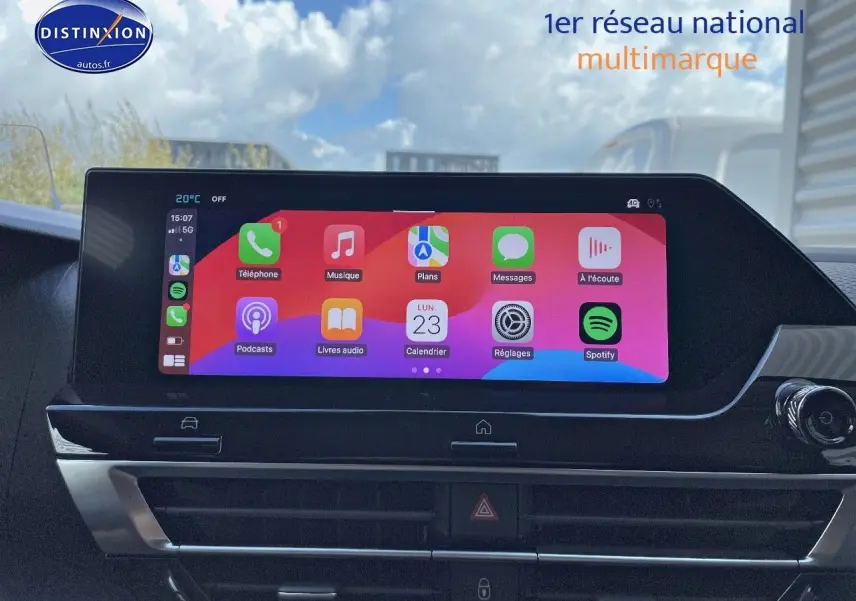Écran tactile central affichant Apple CarPlay dans l'habitacle moderne d'une Citroën C4 2024.