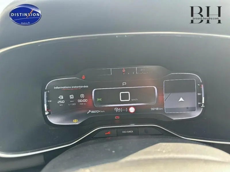 Tableau de bord numérique du Citroën C5 Aircross 2020 affichant vitesse, autonomie et alertes, vue de face.