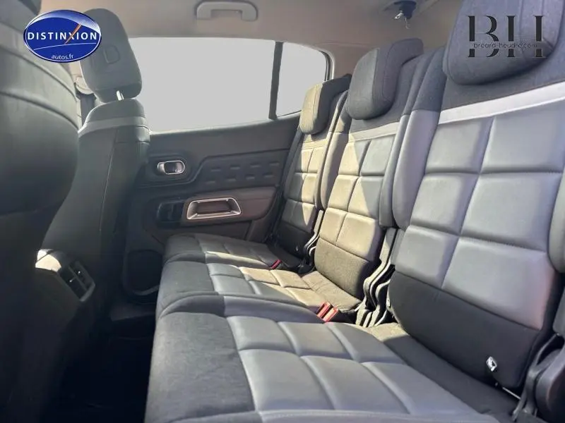 Vue intérieure côté droit des trois sièges arrière en Alcantara noir et tissu effet cuir du Citroën C5 Aircross blanc nacré.