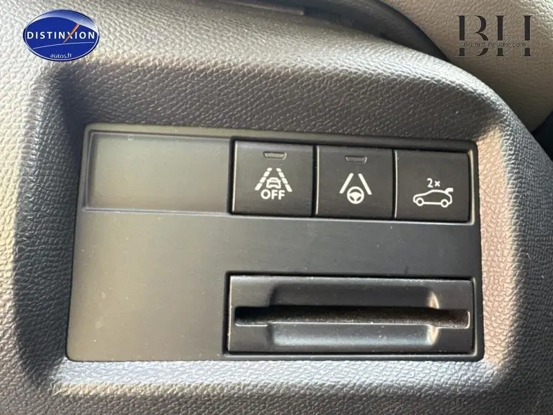 Gros plan sur les boutons de commande d'aide à la conduite dans un Citroën C5 Aircross blanc nacré, version 2020.