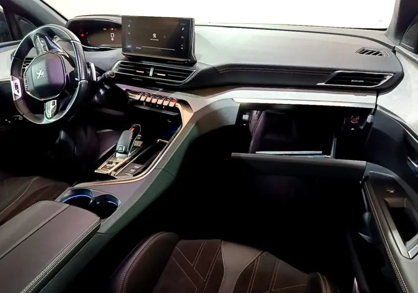 Vue intérieure côté conducteur du Peugeot 3008 GT 2021 bleu, avec volant cuir multifonctions et écran tactile central.