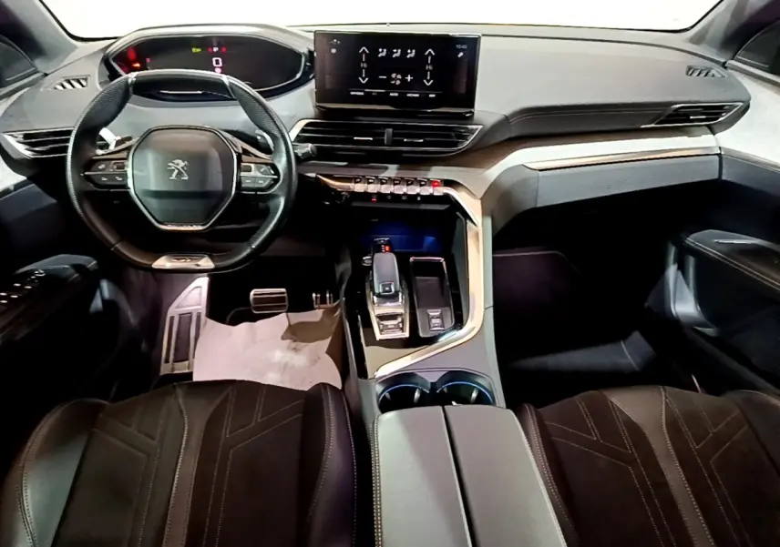 Vue intérieure avant du Peugeot 3008 GT 2021 avec volant cuir multifonctions et écran tactile central lumineux.