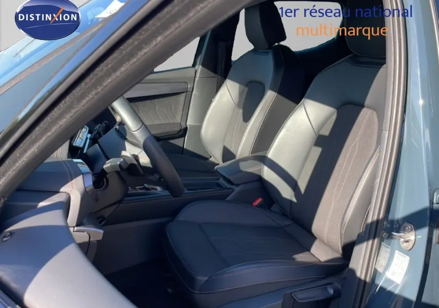 Vue intérieure côté conducteur de la CUPRA Leon 1.5 eTSI 150CH DSG 2025 en bleu Fjord, sièges cuir et tissu noirs.