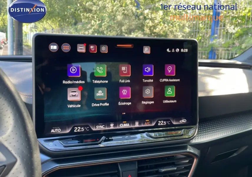 Écran tactile central du tableau de bord de la CUPRA Leon 1.5 eTSI 2025, affichant les menus multimédias et climatisation.