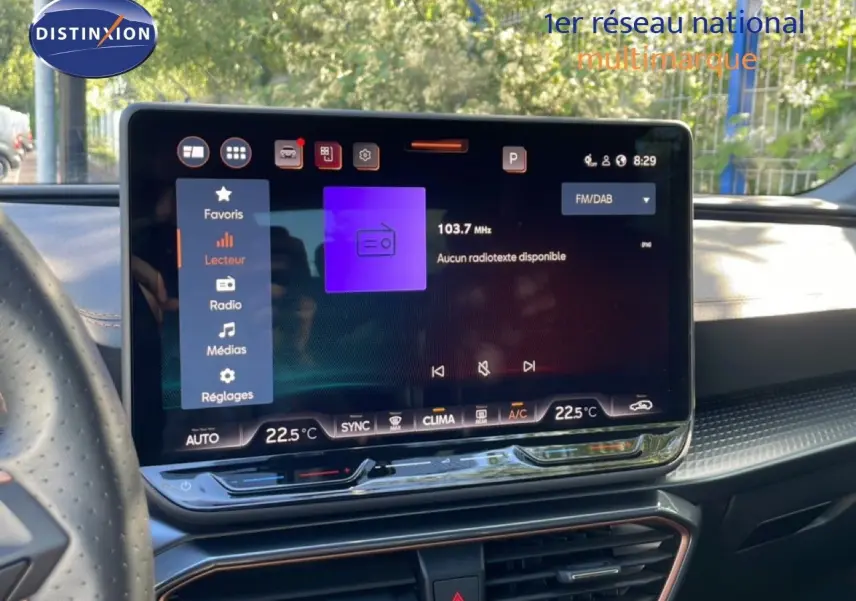 Écran tactile central du tableau de bord de la CUPRA Leon 1.5 eTSI 2025 avec affichage radio et climatisation à 22,5°C.