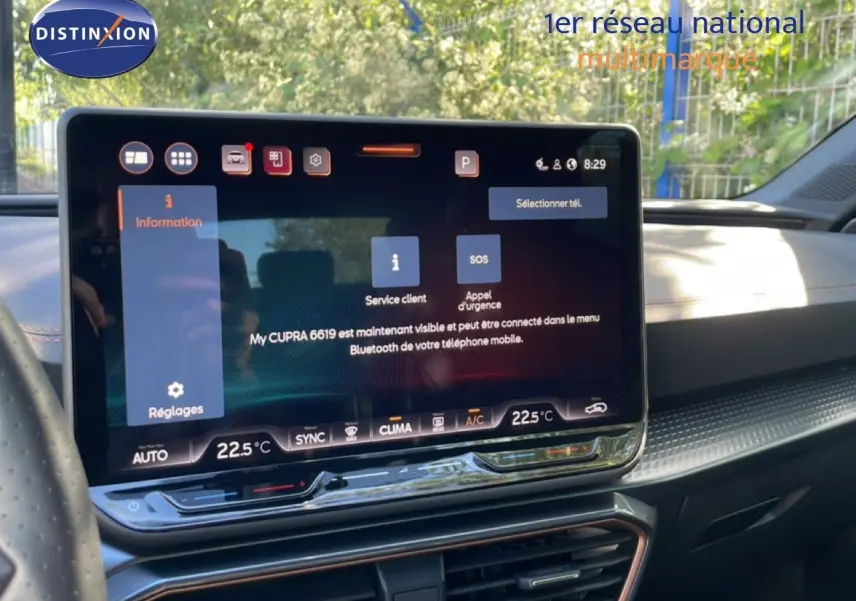 Écran tactile central du tableau de bord d'une CUPRA Leon 1.5 eTSI 150CH DSG 2025 avec interface connectée.