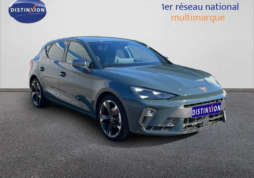 Vue 3/4 avant d'une CUPRA Leon 1.5 eTSI 150CH DSG bleu Fjord avec jantes noires et détails sportifs.