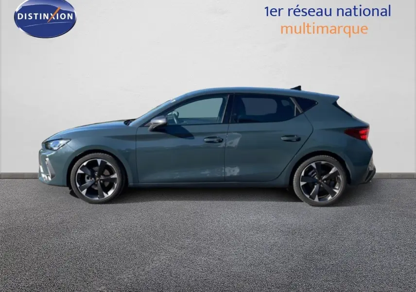 Profil droit d'une CUPRA Leon 1.5 eTSI 150CH DSG bleu fjord, avec jantes alliage bicolores et lignes dynamiques.