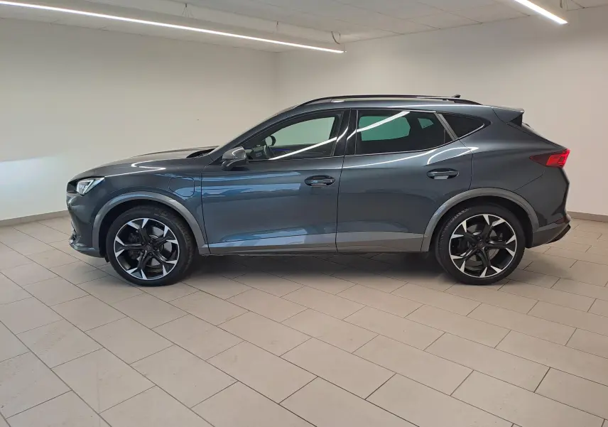 Vue de profil côté gauche du CUPRA Formentor 1.4 e-HYBRID 245 DSG6 VZ gris magnétique avec jantes noires et grises.