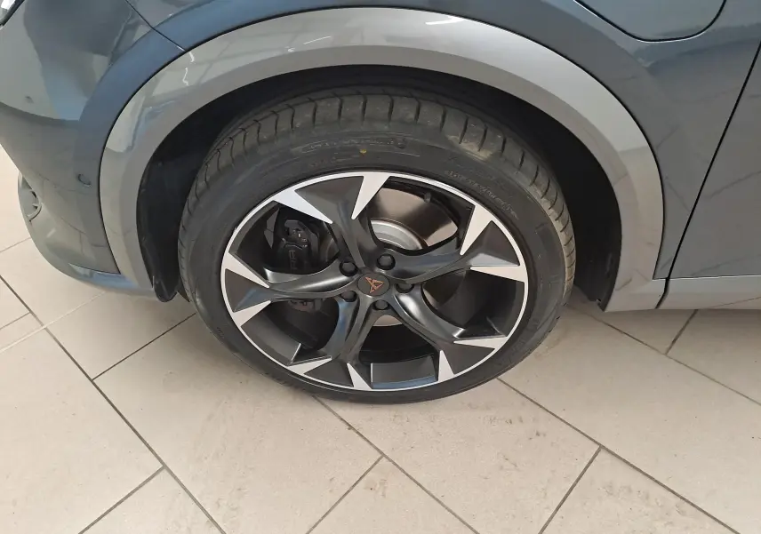 Gros plan sur la roue avant droite de la CUPRA Formentor gris magnétique avec jante alliage noire et argentée distinctive.