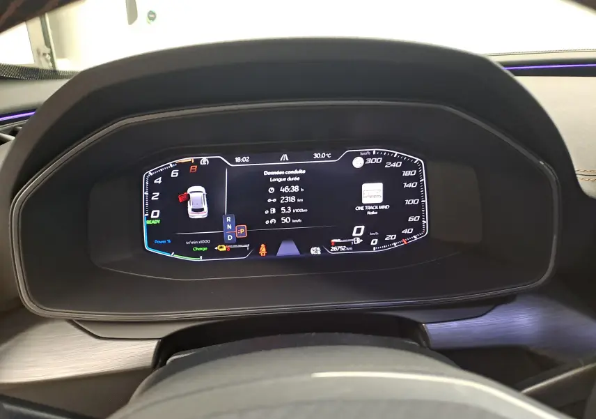 Tableau de bord numérique du CUPRA Formentor 1.4 e-HYBRID 245 DSG6 VZ affichant les données de conduite.