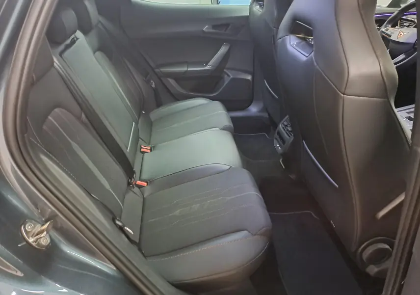 Vue intérieure côté gauche des sièges arrière en cuir noir du CUPRA Formentor 1.4 e-HYBRID 245 DSG6 VZ 2024.