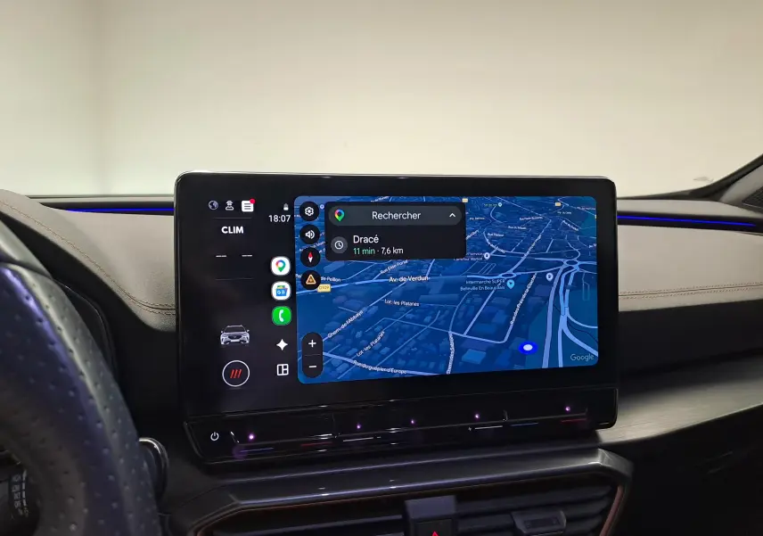 Écran tactile central du tableau de bord du CUPRA Formentor 2024 affichant la navigation GPS en mode nuit.