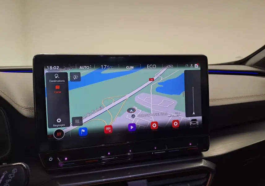 Écran tactile central affichant la navigation dans l’habitacle du CUPRA Formentor gris magnétique, version hybride rechargeable 2024.