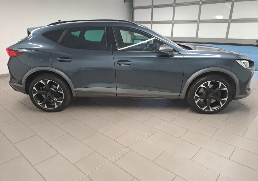 Vue de profil côté gauche du CUPRA Formentor 1.4 e-HYBRID 245 DSG6 VZ gris magnétique avec jantes noires et grises.