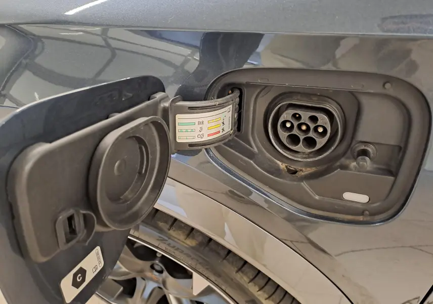 Prise de recharge ouverte côté arrière droit du CUPRA Formentor gris magnétique 2024, montrant le port hybride rechargeable.