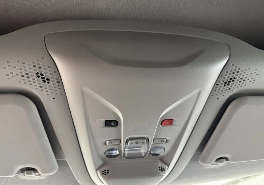 Vue intérieure du plafonnier gris clair du Peugeot Partner 2021 avec boutons d'éclairage et alerte SOS.