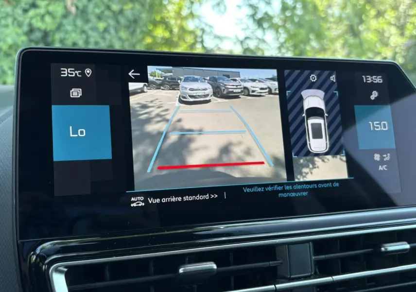 Écran tactile intérieur montrant la caméra de recul et l'affichage de la climatisation à 15°C sur Citroën C5 Aircross Noir Perla.