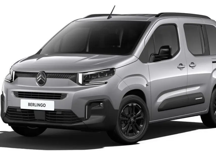 Citroën Berlingo 2025 gris Artense en 3/4 avant droit, avec jantes noires et signature lumineuse LED marquée.