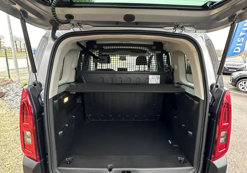 Vue arrière ouverte du Citroën Berlingo gris Artense 2025, montrant l’espace de chargement et la grille de séparation intérieure.