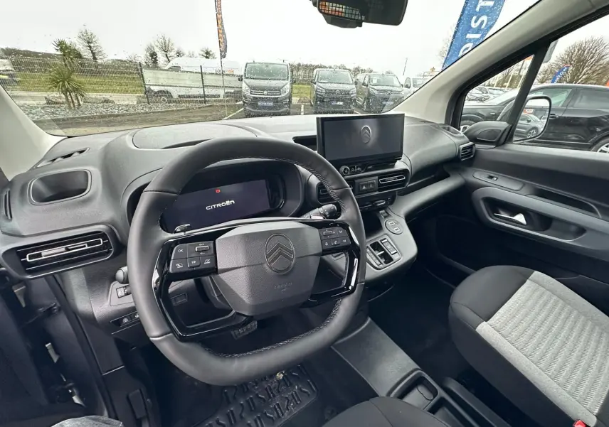 Vue intérieure côté conducteur du Citroën Berlingo gris Artense 2025, avec tableau de bord moderne et écran tactile central.