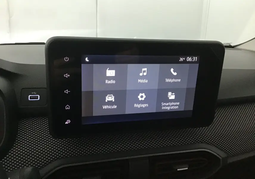Écran tactile central du tableau de bord de la Dacia Sandero Stepway 2025, affichant les menus radio et smartphone.