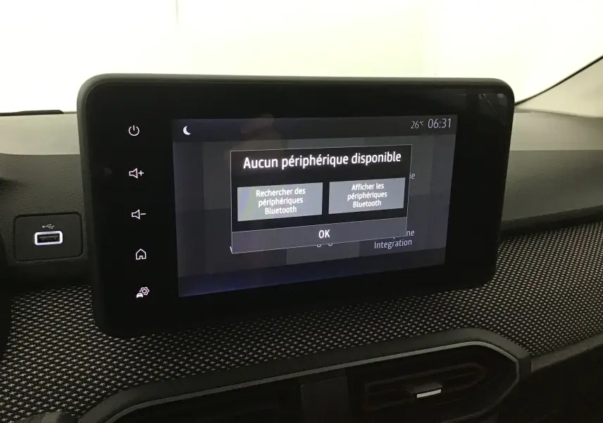 Écran tactile central du tableau de bord de la Dacia Sandero Stepway 2025 avec interface Bluetooth inactive.