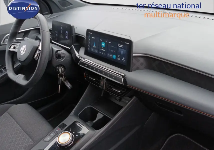 Intérieur du MG3 Hybrid+ 2024 en gris, vue côté conducteur montrant le volant, tableau de bord numérique et écran tactile central.
