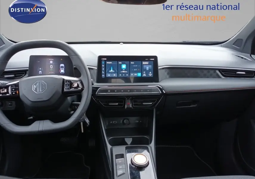 Intérieur du MG3 Hybrid+ 2024 gris, vue frontale du tableau de bord avec écran tactile et volant multifonction.