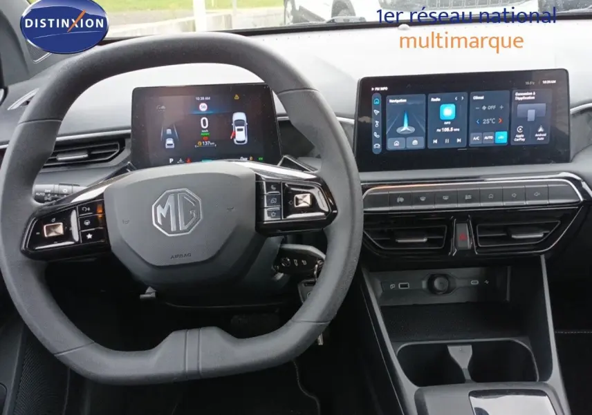 Vue intérieure du tableau de bord et volant MG3 Hybrid+ gris 2024 avec écran tactile et compteur numérique.