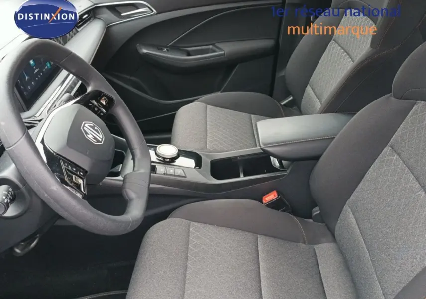 Vue intérieure côté conducteur du MG3 Hybrid+ Standard 2024 gris, avec volant multifonction et accoudoir central.