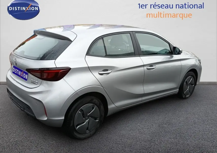Vue 3/4 arrière droite d'une MG3 Hybrid+ gris clair avec jantes en acier et enjoliveurs 15 pouces.