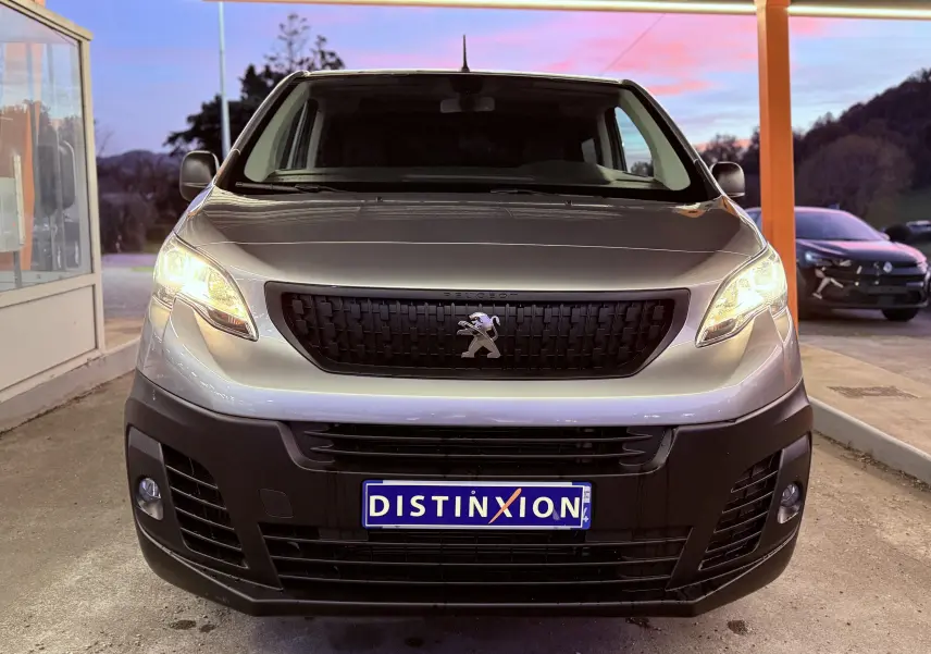 Vue frontale du Peugeot Expert Cabine Approfondie gris Artense métal avec phares allumés et calandre noire distinctive.