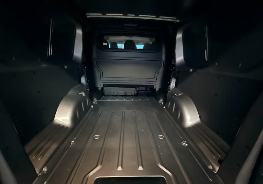 Vue intérieure de la zone de chargement du Peugeot Expert Cabine Approfondie gris Artense métal, sans aménagements.