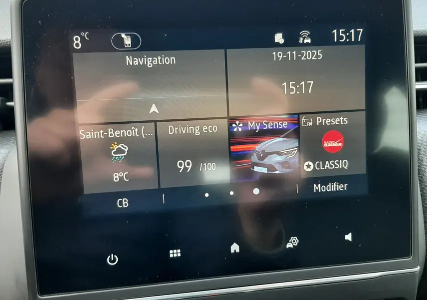 Écran tactile central de la Renault Clio V TCE 90 Intens X-Tronic affichant navigation, météo et radio.