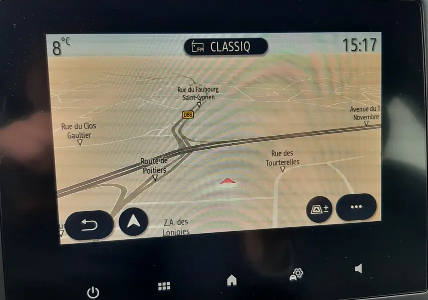 Écran tactile du système de navigation de la Renault Clio V TCE 90 Intens X-Tronic, affichant une carte routière.